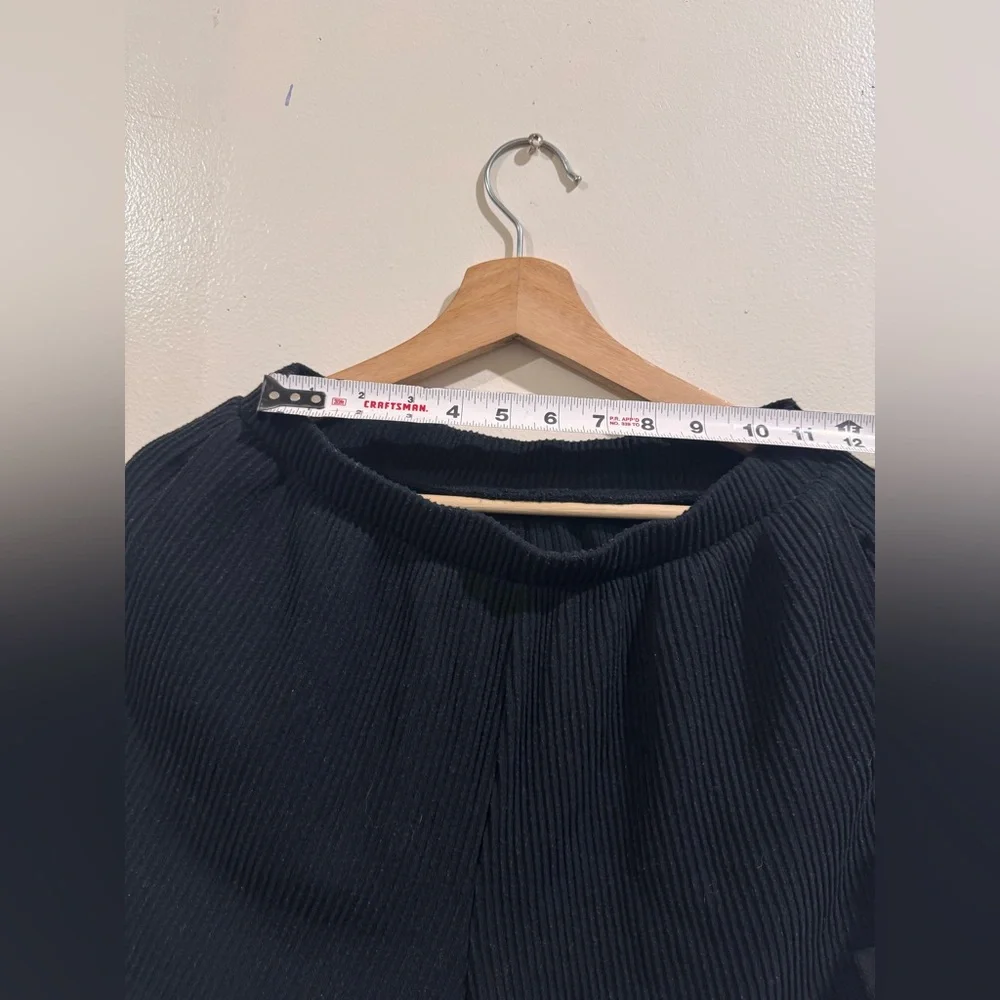 ALO Yoga Women's Black Ribbed Athletic Shorts